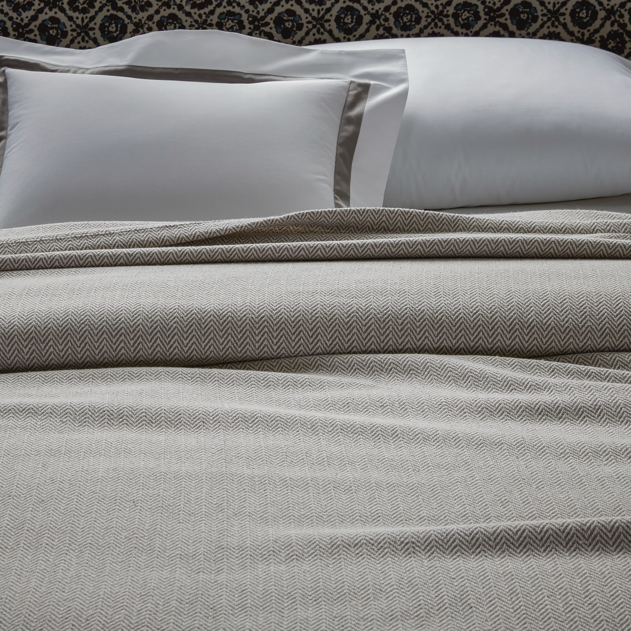 Matouk Avalon Blanket - Champagne