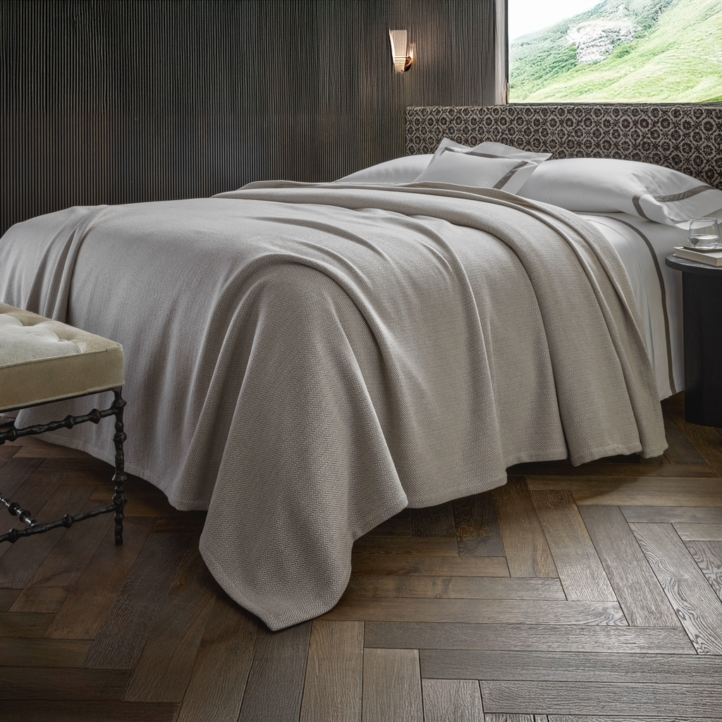 Matouk Avalon Blanket - Platinum