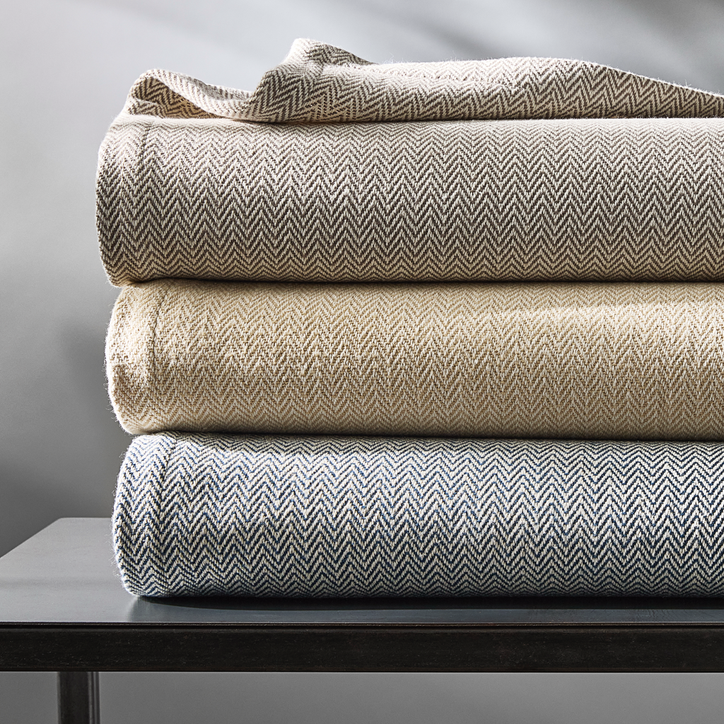 Matouk Avalon Blanket - Navy