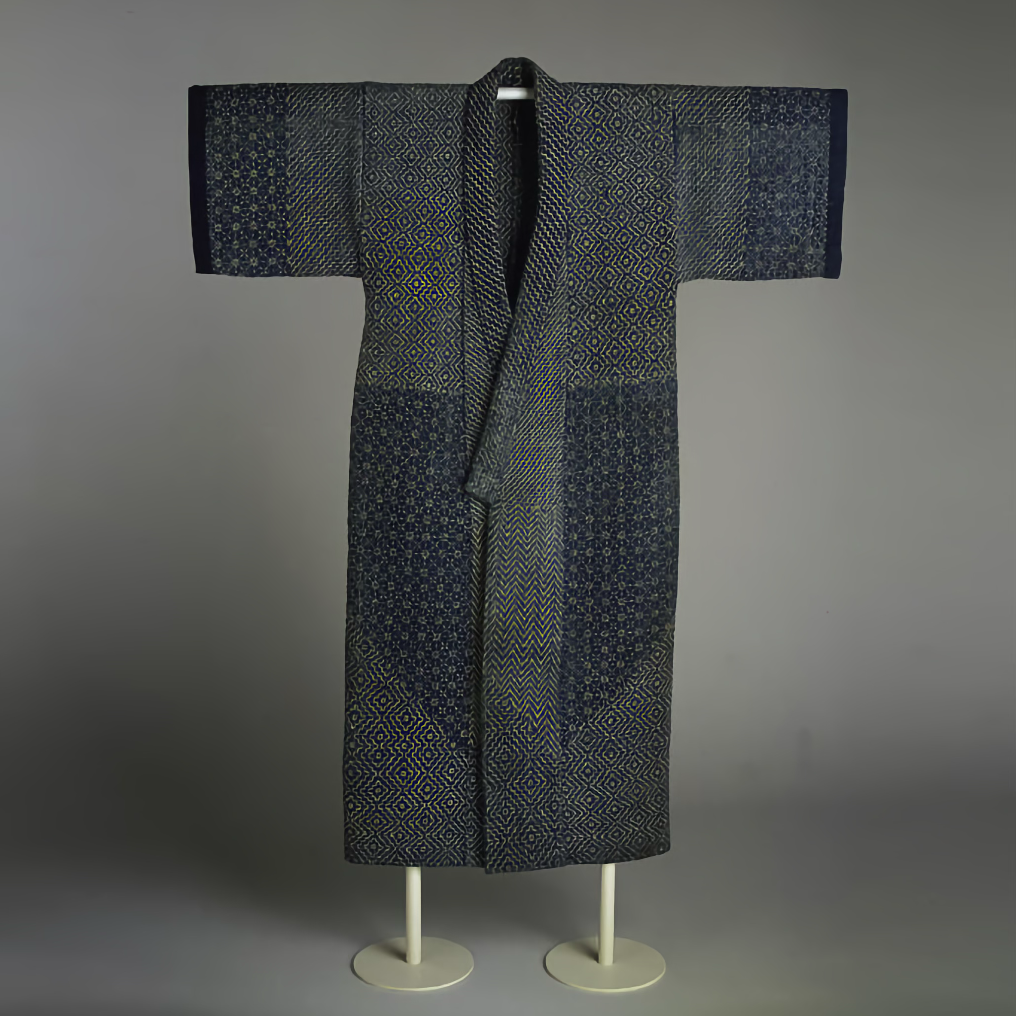 The Met x Ann Gish Sashiko Hishi-Moyo Duvet Cover and Decorative Pillow - Charcoal