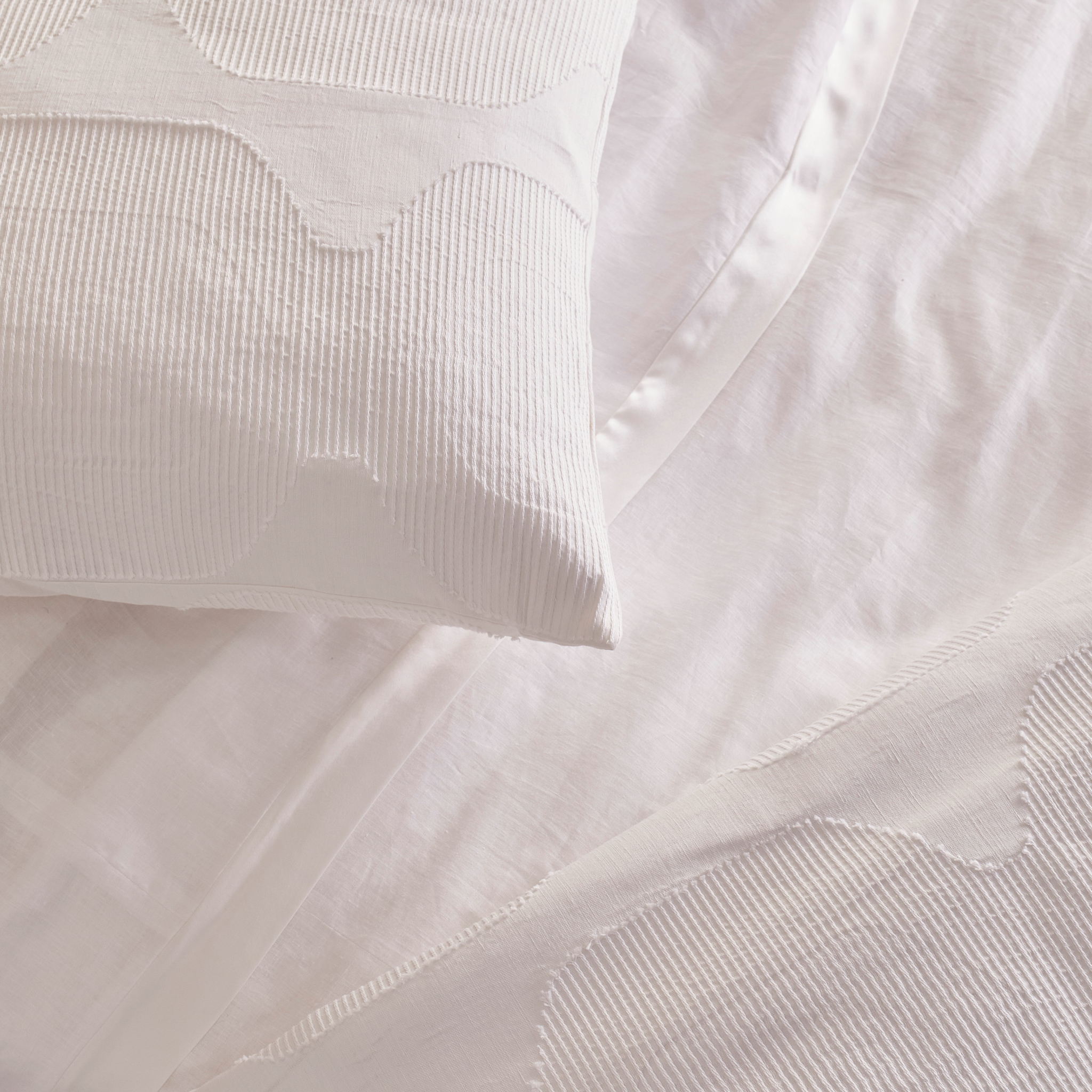 The Met x Ann Gish Lantern Bedding - White/White